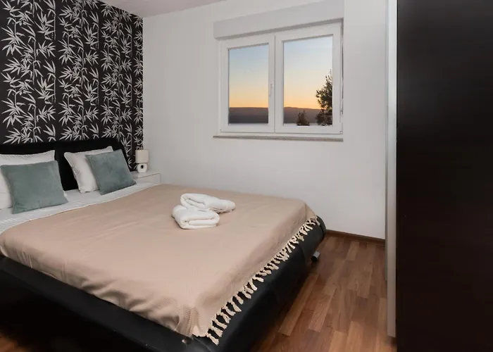 Sunny Hill Apartments With Rooftop Pool