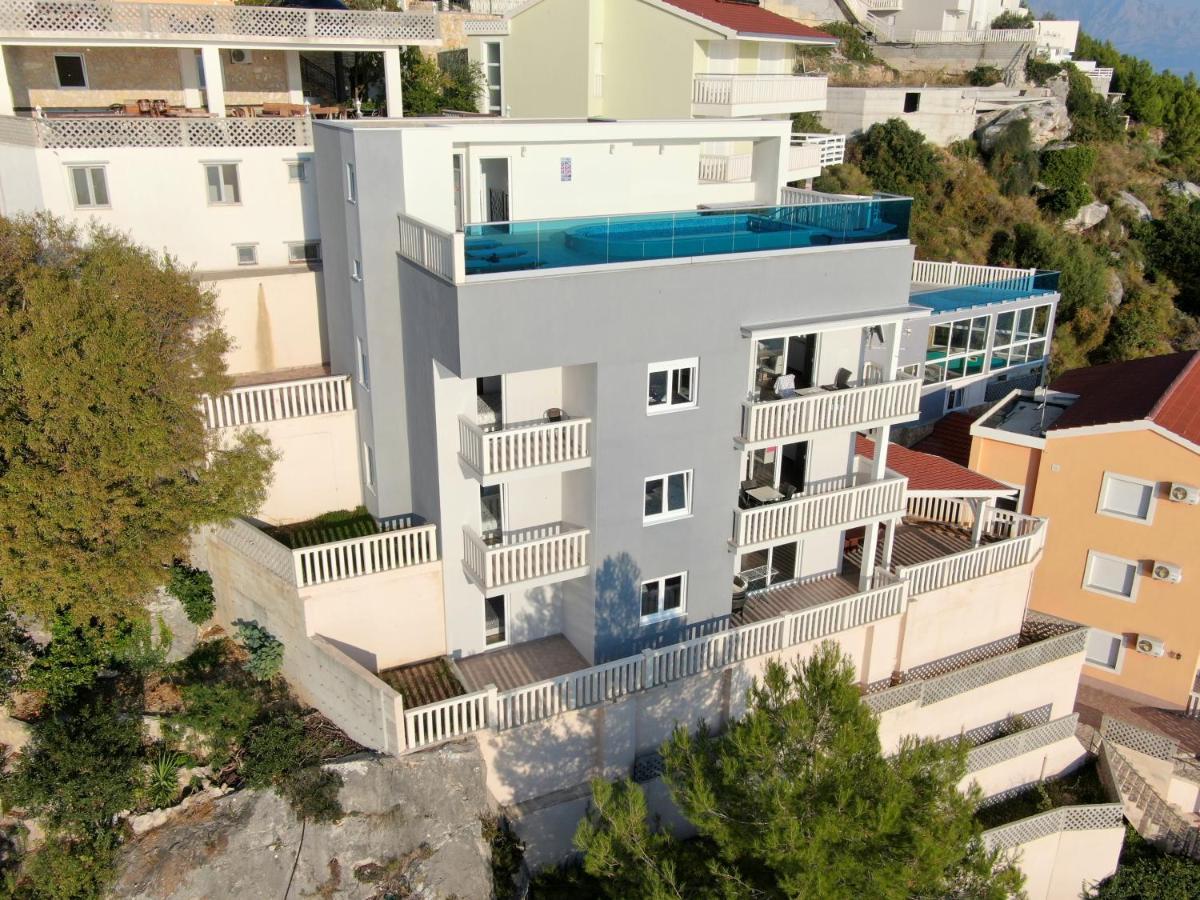 Sunny Hill With Rooftop Pool Apartment