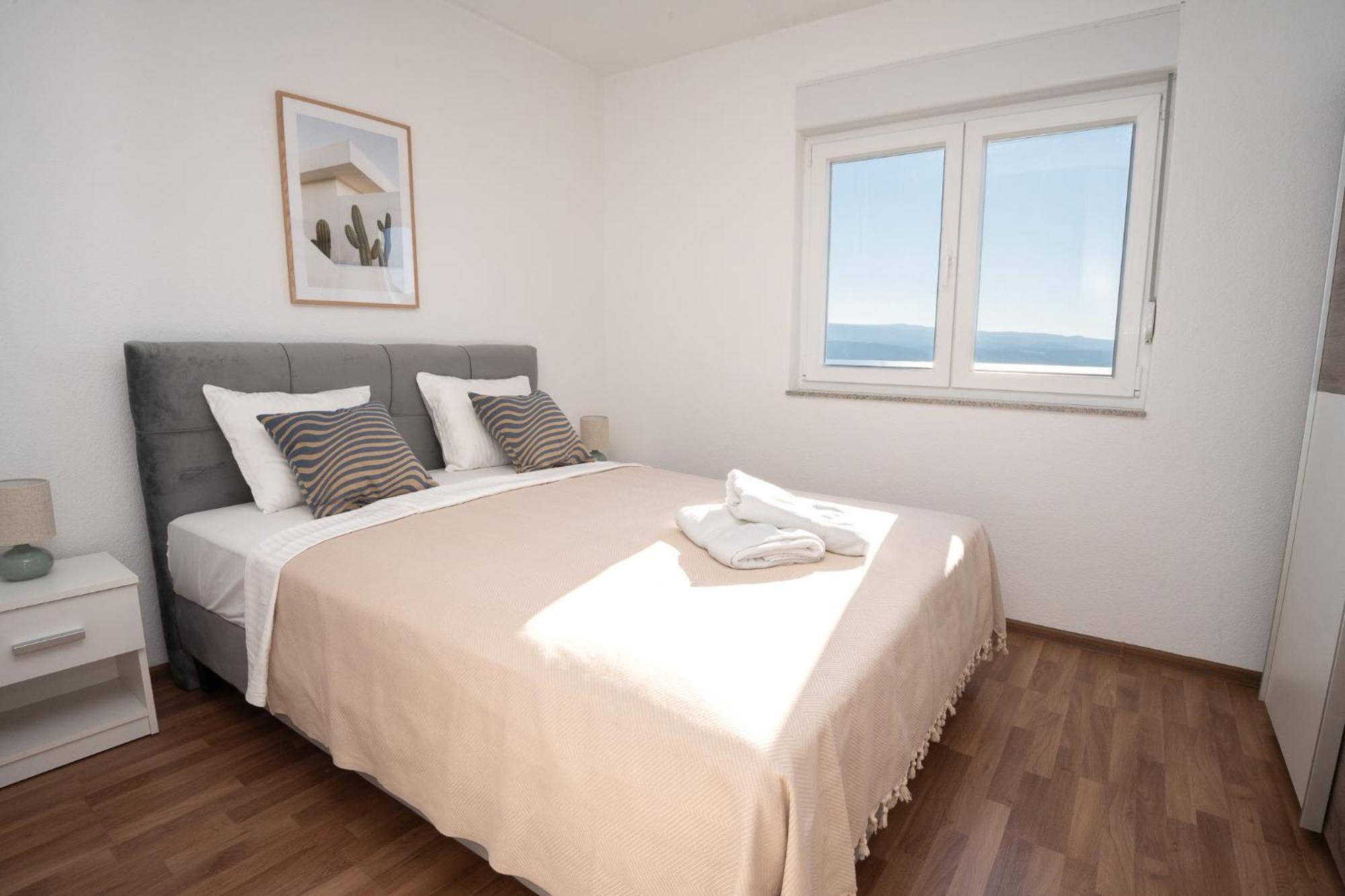 Sunny Hill With Rooftop Pool Apartment