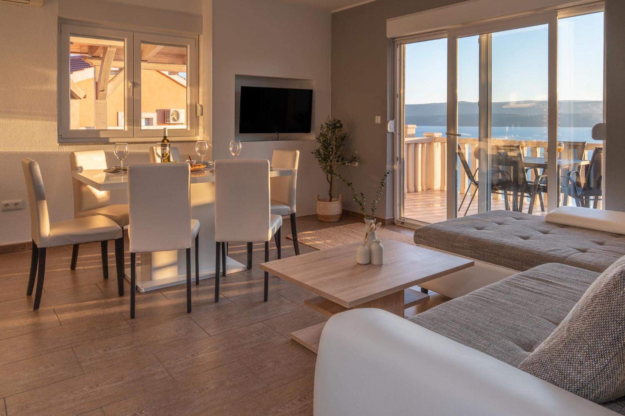 Sunny Hill With Rooftop Pool Apartment *