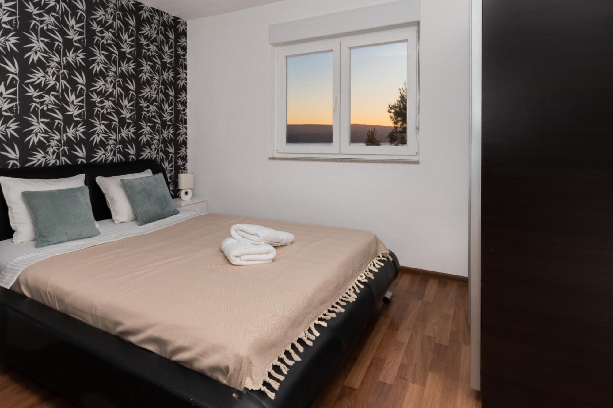 Sunny Hill With Rooftop Pool Apartment Celina