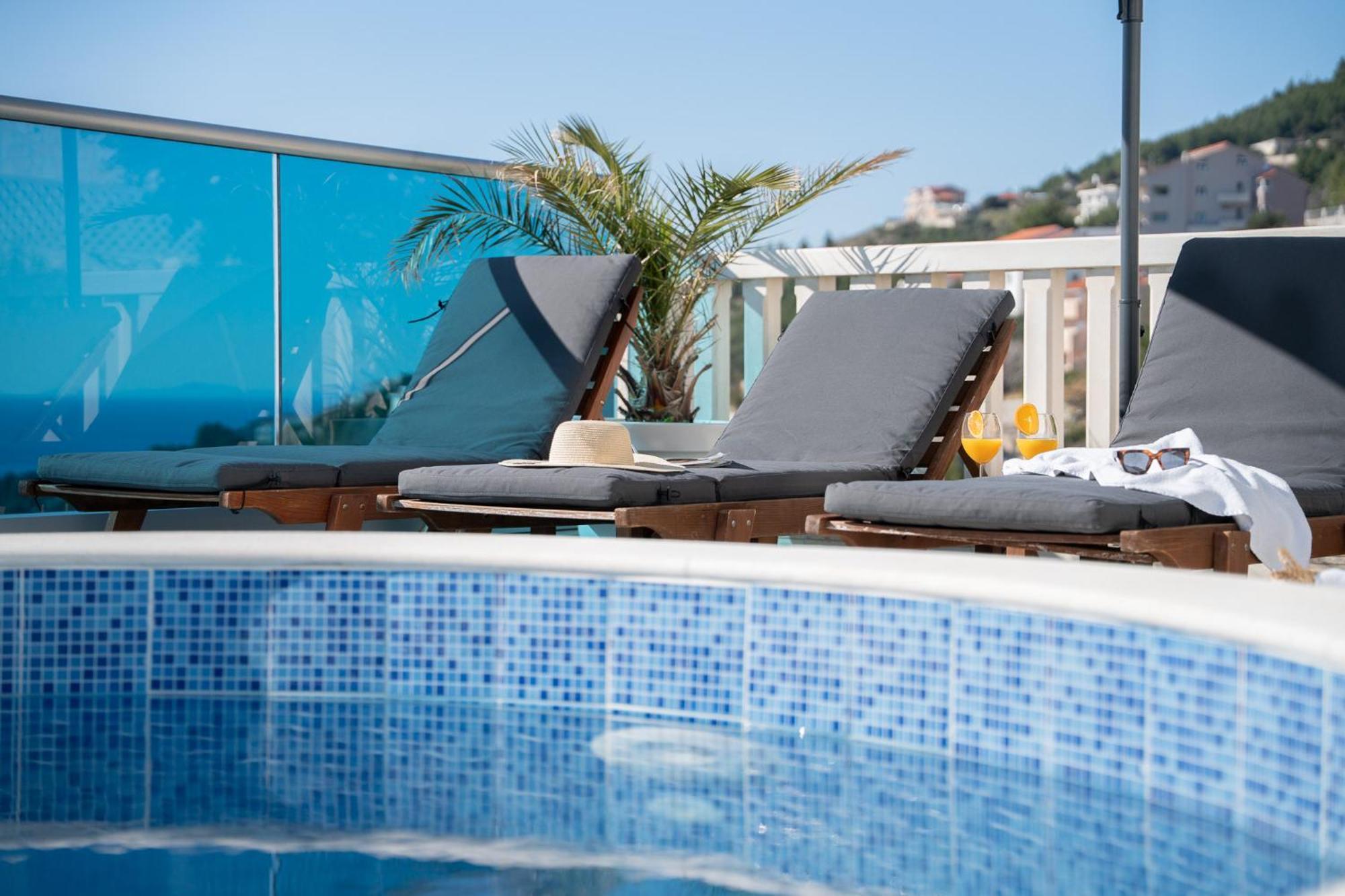 Sunny Hill With Rooftop Pool