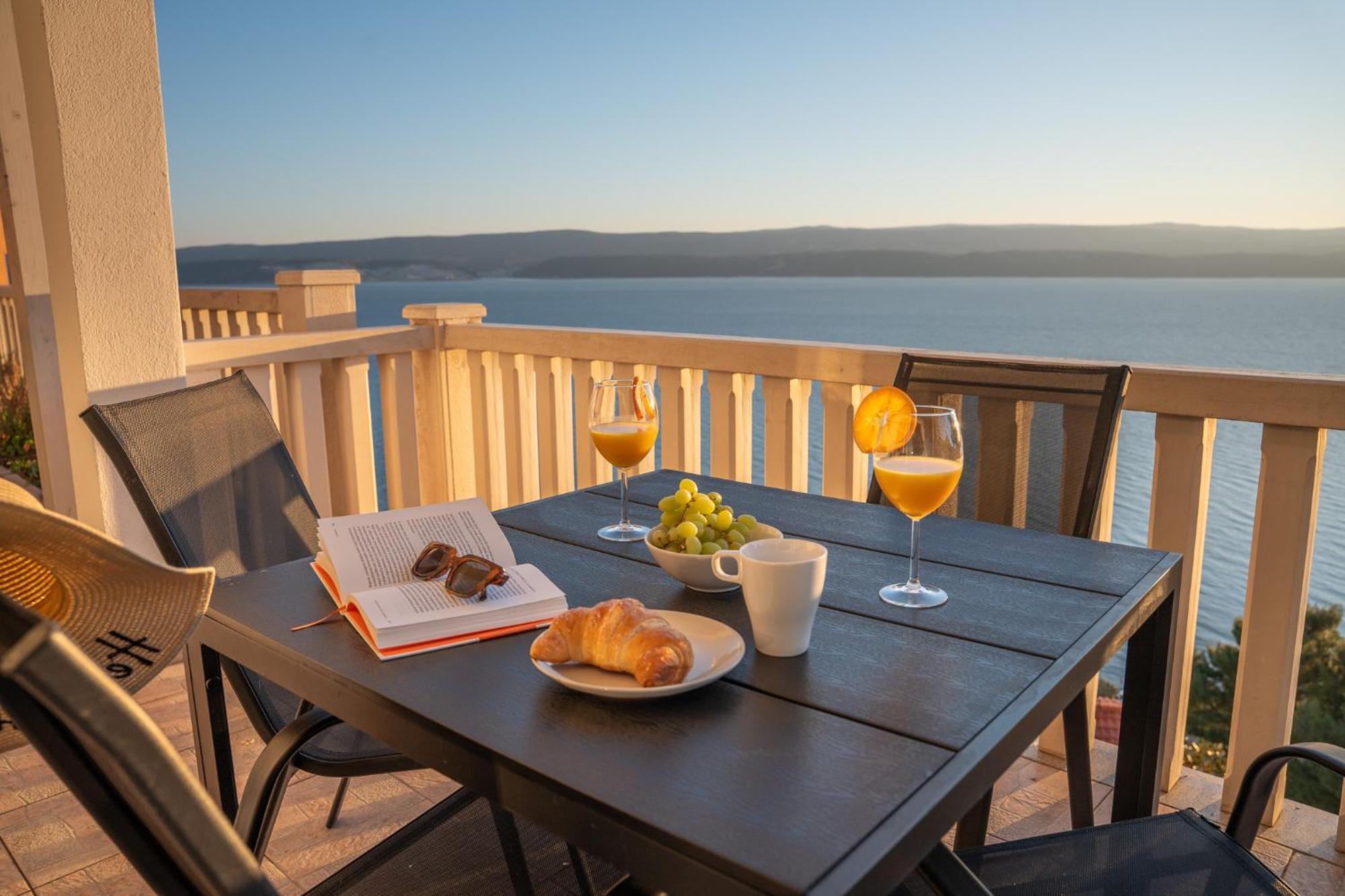 Sunny Hill With Rooftop Pool Apartma