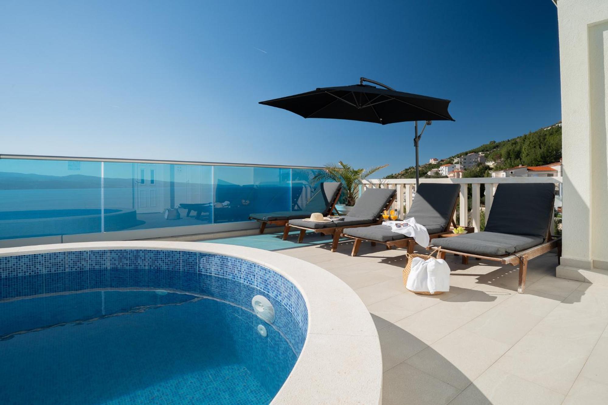 Sunny Hill With Rooftop Pool Apartment *