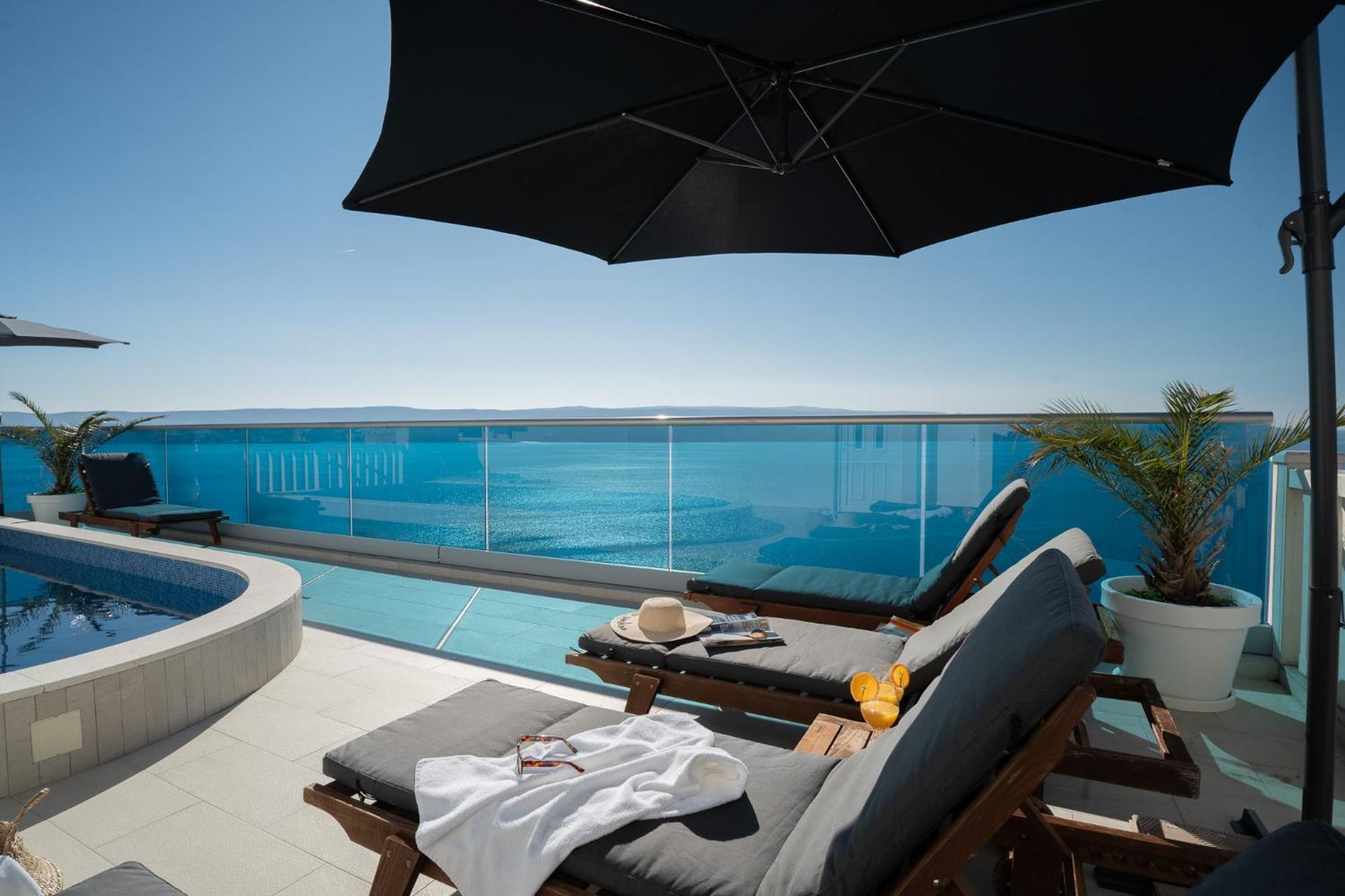 Sunny Hill With Rooftop Pool Apartment Celina