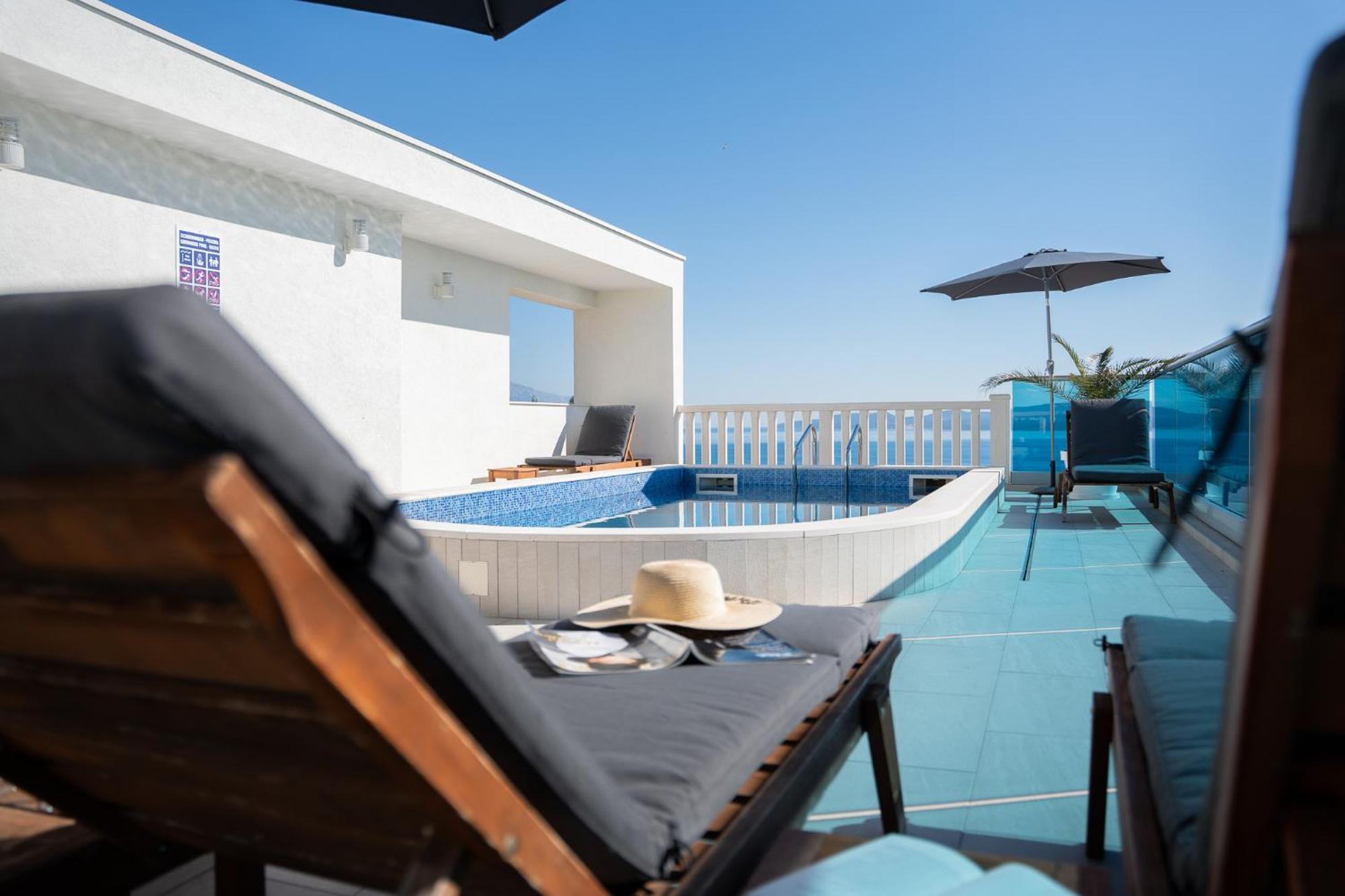 Apartment Sunny Hill With Rooftop Pool Celina