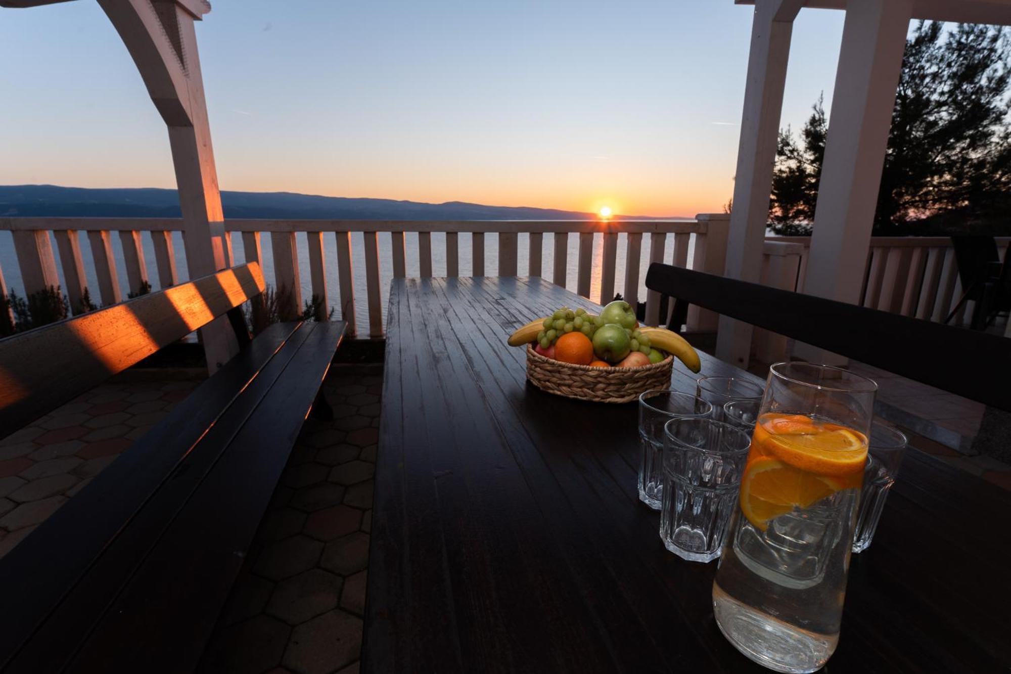 Sunny Hill With Rooftop Pool
