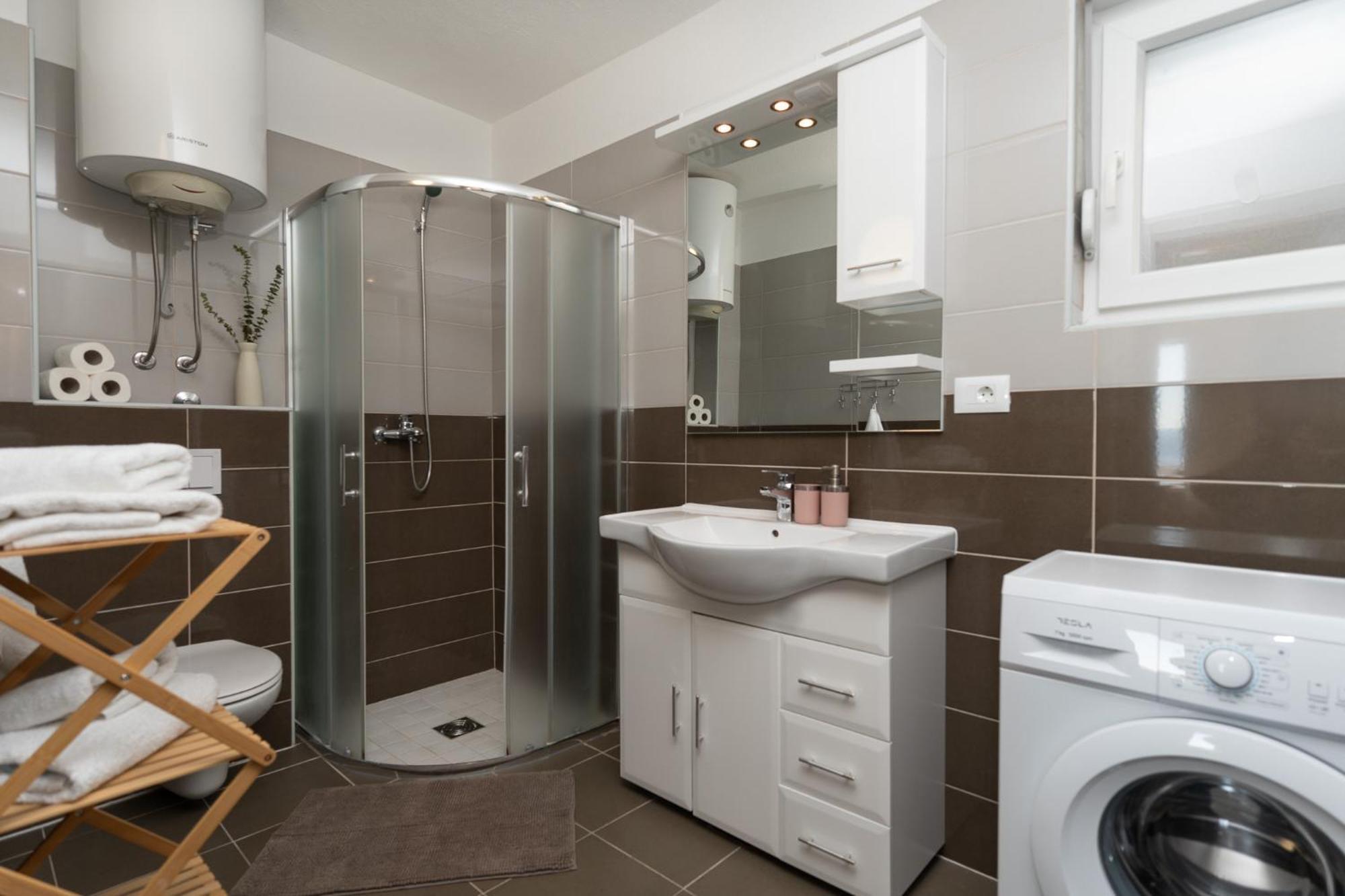Sunny Hill With Rooftop Pool Apartma