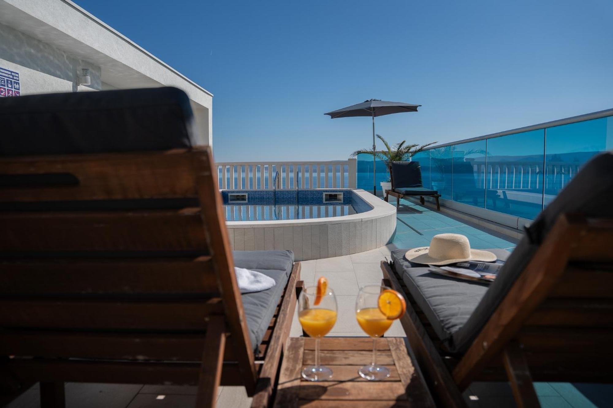 Sunny Hill With Rooftop Pool *