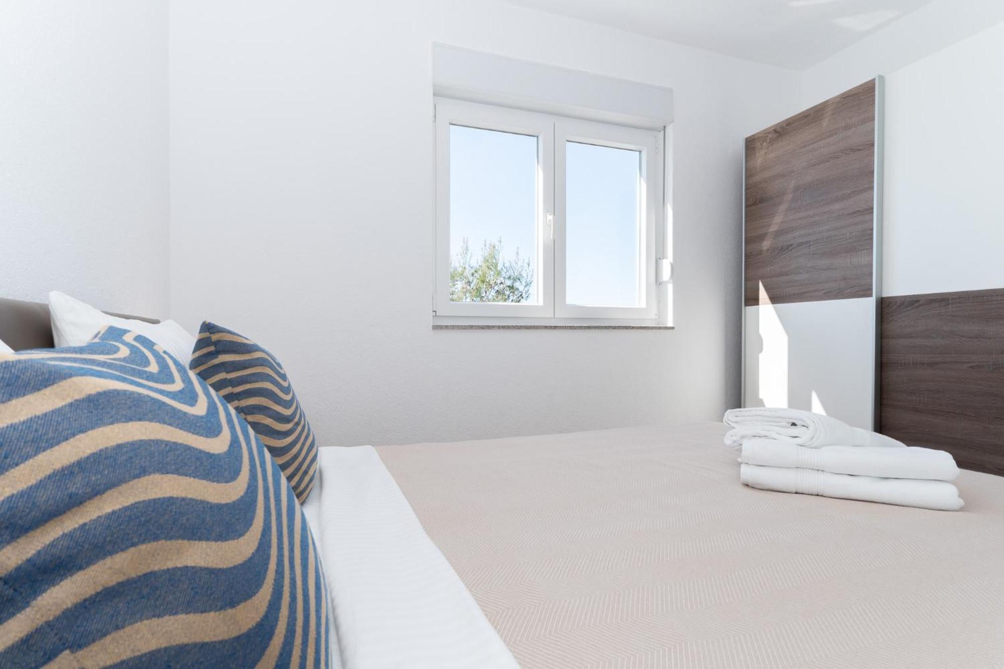 Sunny Hill With Rooftop Pool Apartment