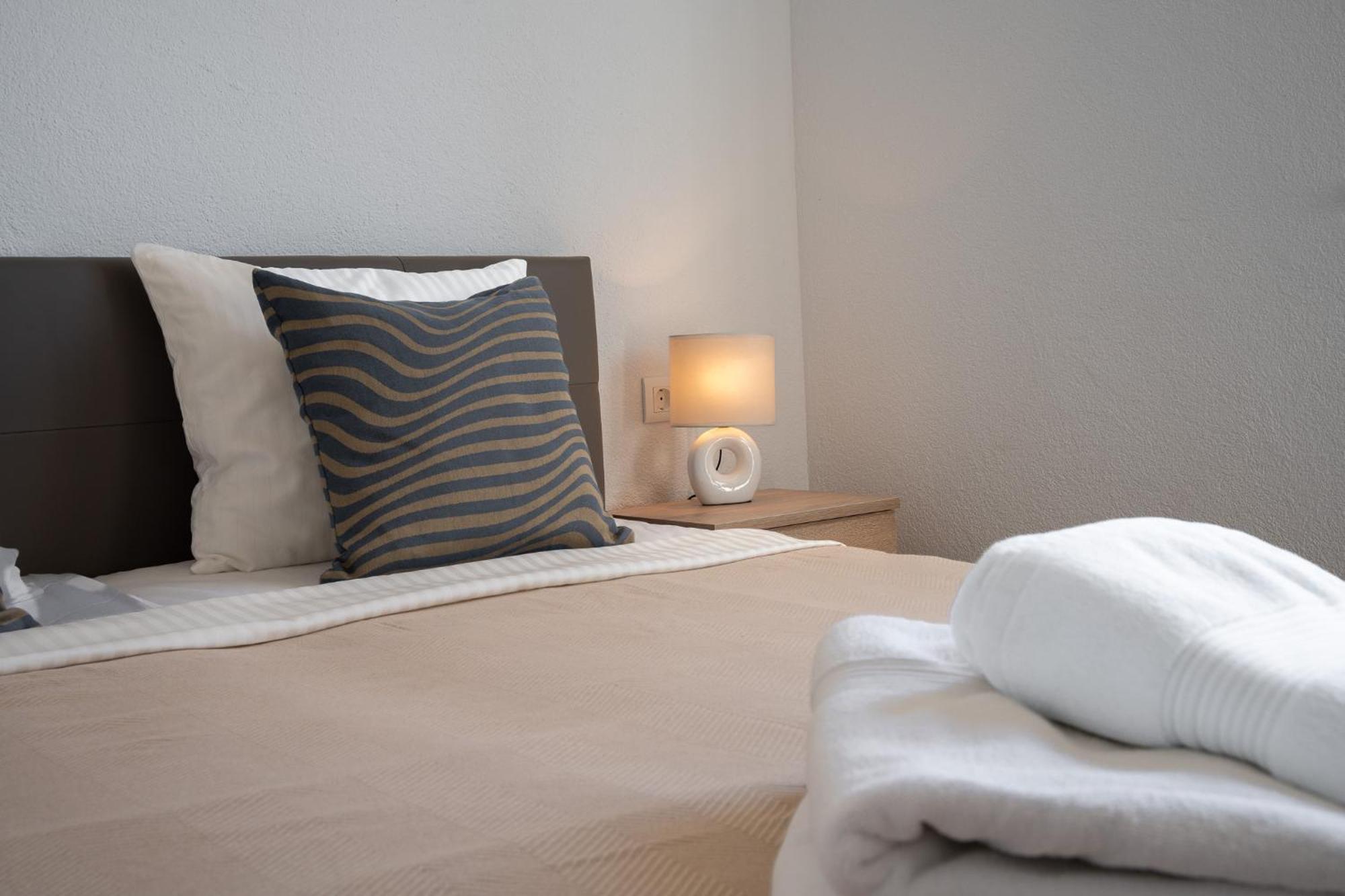 Sunny Hill With Rooftop Pool Apartment *