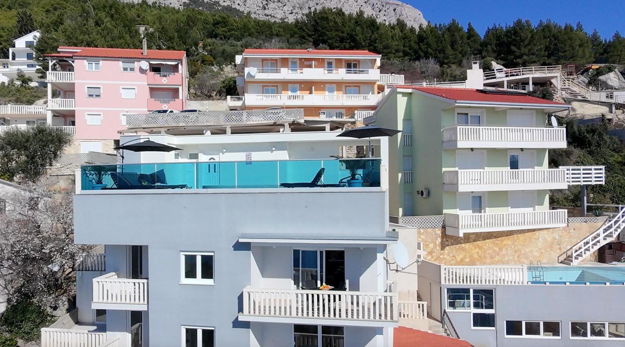 Sunny Hill With Rooftop Pool